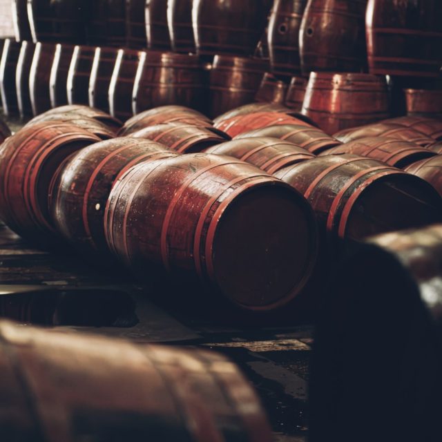 O tempo é o nosso ingrediente principal.
Entre barris, madeira e silêncio, nasce um vinho feito com paciência e respeito à tradição.
Cada detalhe carrega história, cada taça revela o cuidado de um processo verdadeiramente artesanal.
Experimente o verdadeiro sabor do vinho direto do barril.
#vinhosdofrade #42anos
#diferentedetodosigualaoseupaladar 🍷✨🍇