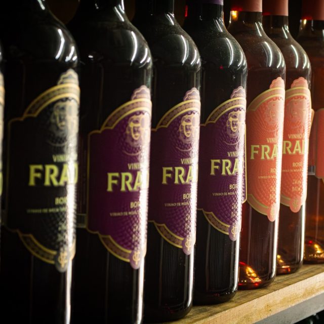 Cada garrafa carrega mais do que vinho.
Carrega tempo, cuidado e tradição.
Os Vinhos do Frade são feitos para quem valoriza o processo, o sabor autêntico e os momentos que realmente importam.
Os Vinhos do Frade são assim: simples, autênticos e feitos pra aproveitar sem pressa.
#vinhosdofrade #42anos
#diferentedetodosigualaoseupaladar