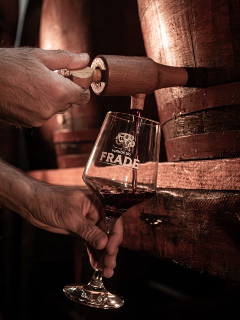 “Em cada taça de vinho, há uma historia pronta para ser contada, um momento a ser vivido e um sabor para ser lembrado” anônimo. 
#vinhosdofrade #42anos 
#diferentedetodosigualaoseupaladar